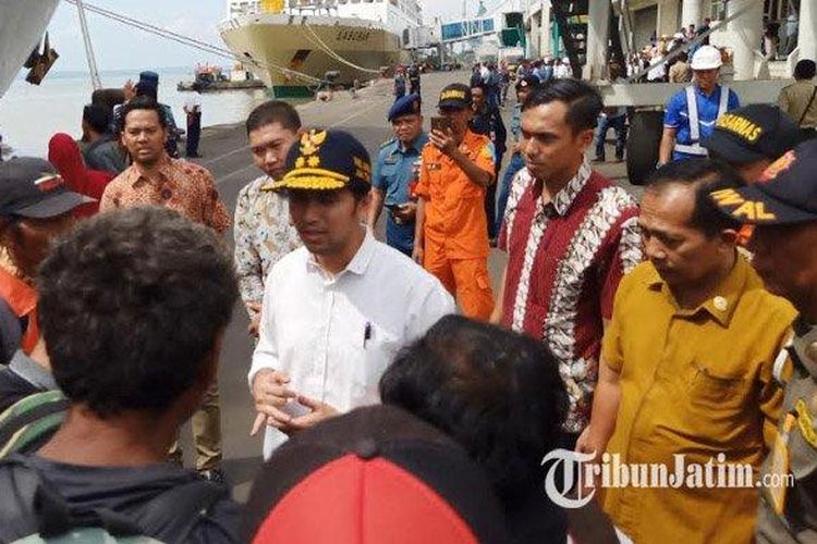 Emil Dardak saat menyambut pemudik di Tanjung Perak Surabaya, Senin (3/6/2019). 