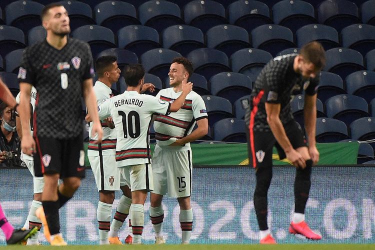 Penyerag Portugal Diogo Jota (15) berselebrasi dengan rekan-rekannya setelah mencetak gol ke gawang Kroasia pada laga pertama Grup 3 kategori Liga A UEFA Nations League di Estadio do Dragao, Porto, Portugal, Sabtu (5/9/2020) atau Minggu dini hari WIB.  