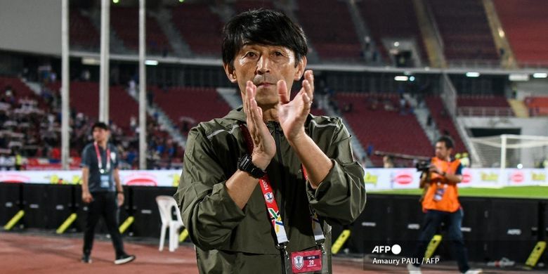 Masatada Ishii menyapa para pendukung di akhir pertandingan sepak bola grup ASEAN Championship 2024 antara Thailand vs Kamboja di Stadion Nasional Rajamangala di Bangkok pada 20 Desember 2024. (Foto oleh Amaury PAUL / AFP)