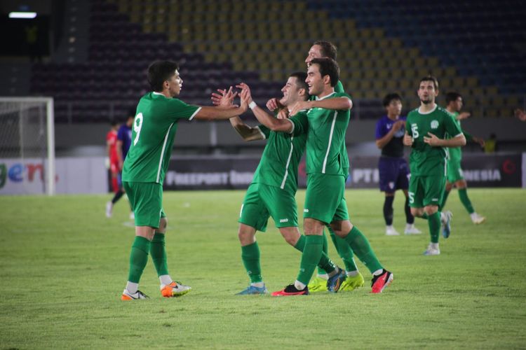 Para pemain Turkmenistan merayakan gol ke gawang Taiwan dalam laga pembuka Grup K Kualifikasi Piala Asia U23 2024. Laga Taiwan vs Turkmenistan tersebut digelar di Stadion Manahan, Solo, pada Rabu (6/9/2023) malam WIB.