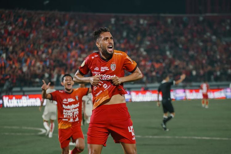 Pemain asing Bali United Willian Pachecho selebrasi seusai menjebol gawang Persija Jakarta saat pertandingan pekan 1 Liga 1 2022-2023 yang berakhir dengan skor 1-0 di Stadion Kapten I Wayan Dipta Gianyar, Sabtu (23/7/2022) malam.