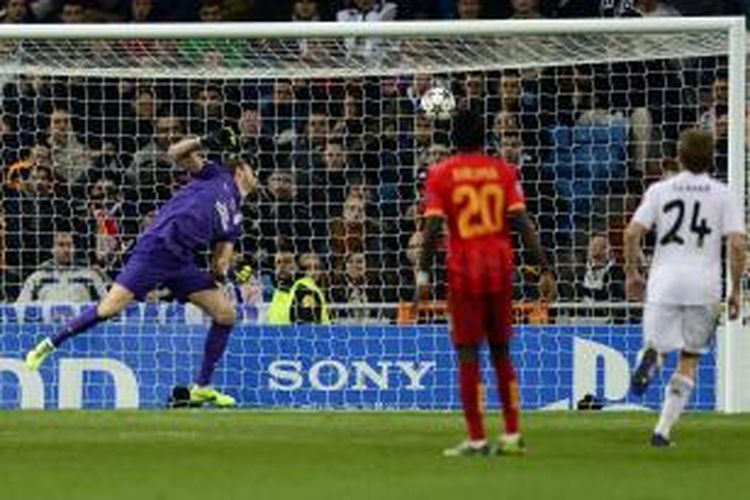 Kiper Galatasaray Eray Iscan (kiri) melihat bola hasil tembakan pemain sayap Real Madrid Gareth Bale masuk gawangnya, pada laga kelima Grup B Liga Champions, di Santiago Bernabeu, Rabu (27/11/2013).