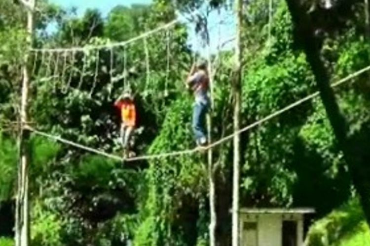 Uji nyali di lokasi wisata alam Limbong Lopi di Desa Batetangnga, Kecamatan Binung, Polewali Mandar, Sulawesi Barat yang menyediakan wahana flying fox dan outbound.