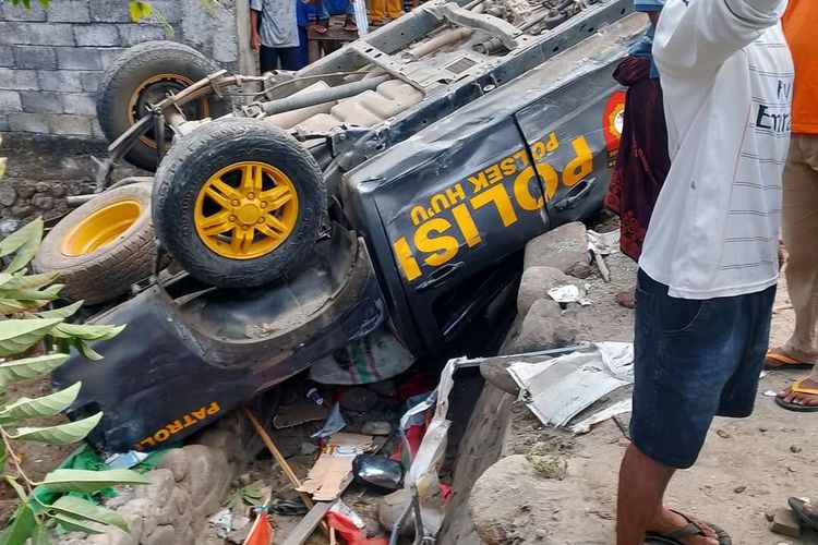 Mobil patroli Polsek Huu terbalik usai menabrak sejumlah warga di Kecamatan Huu, Kabupaten Dompu, Minggu (6/7/2025).