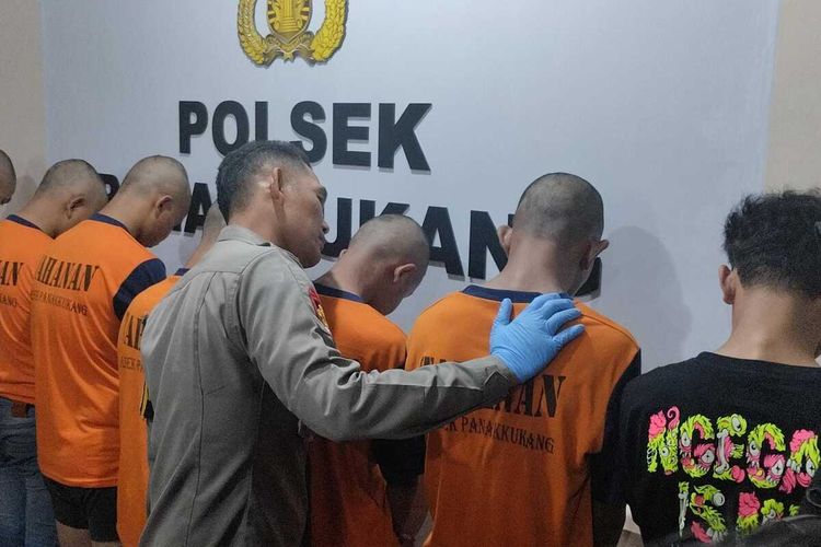 Polisi melakukan interogasi terhadap tujuh pemuda yang melakukan aksi penyerangan terhadap warga di kawasan Jalan Panaikang, Kecamatan Panakkukang, Kota Makassar, Sulsel.