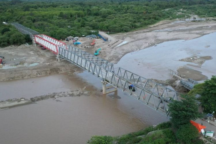 Jembatan rusak pasca bencana banjir bandang NTT 2021
