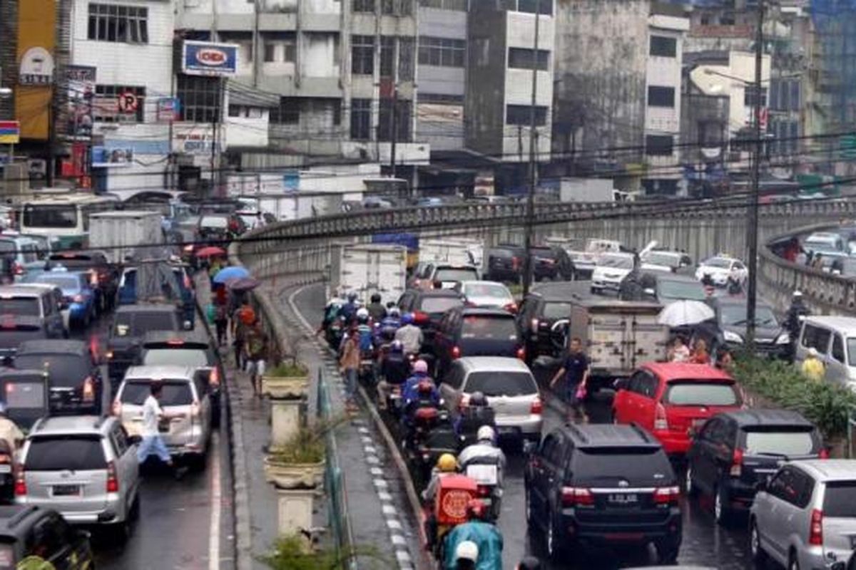 Lalu lintas padat di kawasan pusat perbelajaan Tanah Abang, Jakarta, Kamis (13/6/2013). Untuk mengatasi kemacetan yang terus terjadi, Pemerintah Provinsi DKI Jakarta dan Direktorat Lalu lintas Polda Metro Jaya akan melakukan rekayasa lalu lintas di kawasan tersebut.