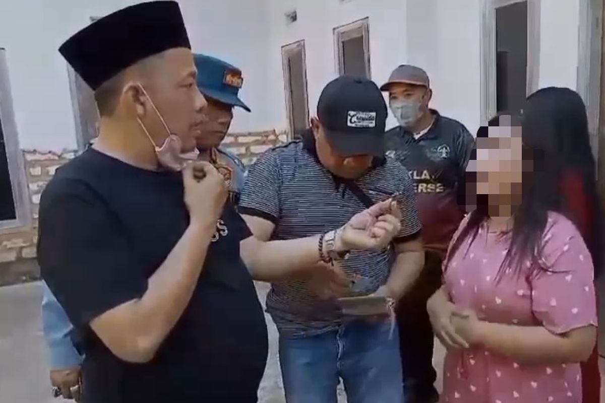 Ketua sementara DPRD Sumenep saat menggerebek PSK di Desa Beluk Ares, Kecamatan Ambunten, Sumenep.