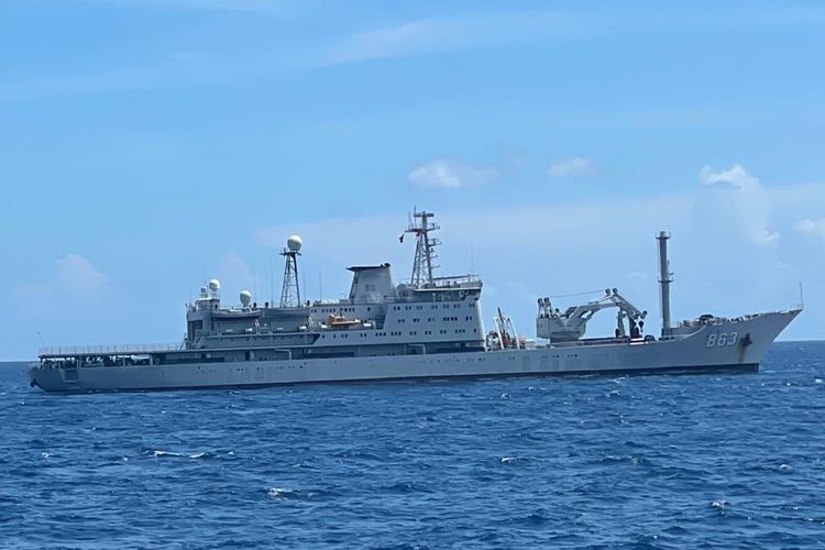 One of the Chinese PLA Navy ships which arrived in Bali on Sunday (2/5/2021) to help salvage the Indonesian submarine KRI Nanggala-402. China has sent three salvage and rescue vessels to raise the KRI Nanggala-402, nearly two weeks after the submarine sank off the northern coast of Bali on April 21