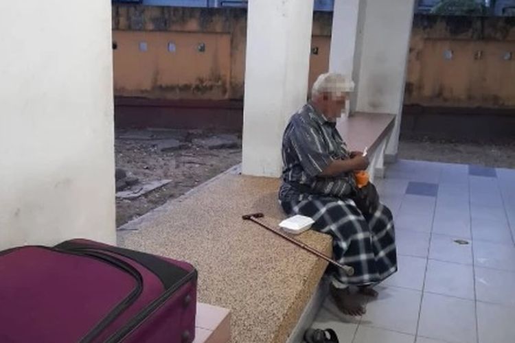 Seorang lansia yang sengaja ditinggalkan oleh keluarganya di masjid di Klang, Malaysia. [Dok.Lembaga Zakat Selangor Via World of Buzz]
