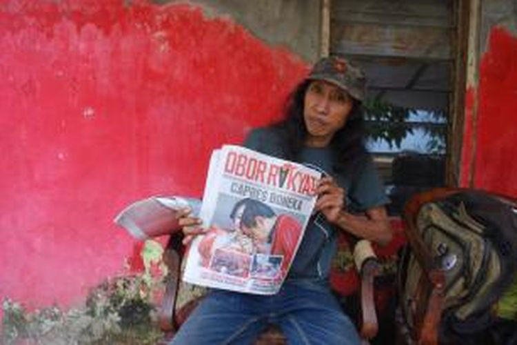 Relawan saat menunjukkan tabloid. Kompas.Com/Slamet Priyatin.