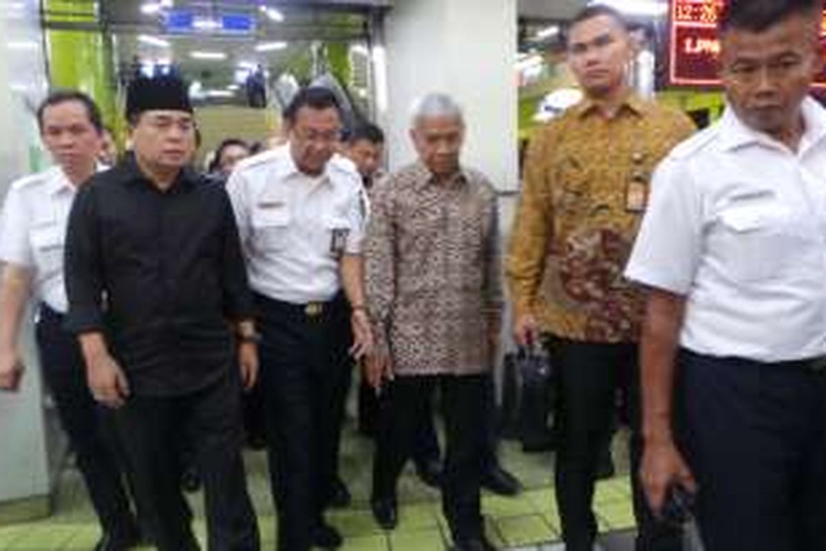 Ketua DPR RI Ade Komarudin (kemeja hitam), Wakil Ketua DPR Agus Hermanto (pakai batik putih), dan Dirut PT KAI Edi Sukmoro saat meninjau Stasiun Gambir, Jakarta Pusat, Rabu (15/6/2016).