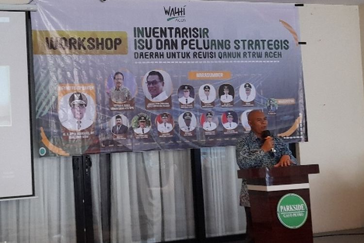 Plt Bupati Bener Meriah Dailami, saat memberikan presentasi dalam acara Workshop Inventarisir Isu dan Peluang Strategis Daerah untuk Revisi Qanun RTRW Aceh di Pakside Gayo Petro Horel, Takengon, Kamis (16/12/2021). Kegiatan tersebut diselenggarakan oleh Walhi Aceh.