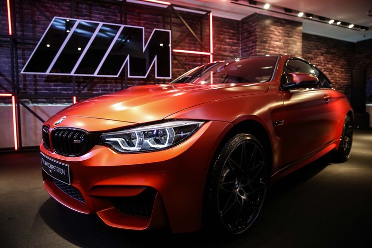 Mobil BMW M4 Competition terlihat saat diluncurkan di Jakarta, Selasa (12/11/2019). M4 Competition hanya 2 unit di Indonesia dengan warna Frozen Red dan Frozen black, dibuka dengan harga Rp 2,349 milyar Off-the road.