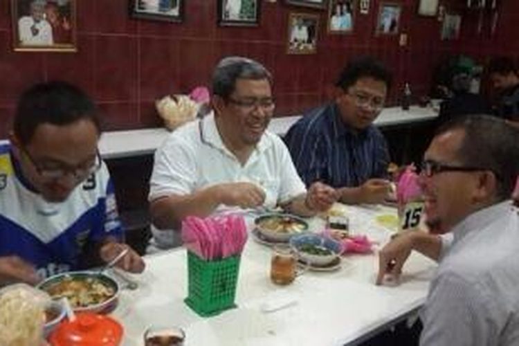 Foto seseorang memakai jersey Persib bertuliskan PKS saat makan bersama Gubernur Jawa Barat, Ahmad Heryawan, beredar di media sosial.