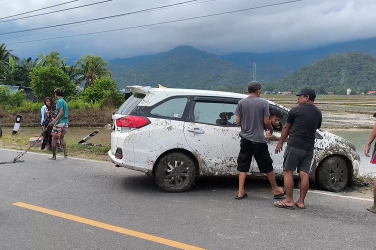 Satu Keluarga Selamat Setelah Mobil Terjun ke Sawah di Polewali Mandar