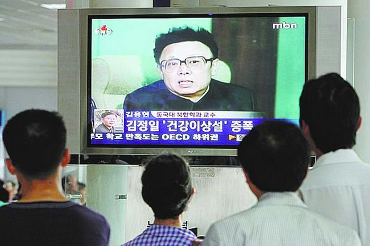 Warga Korea Selatan mengikuti berita di televisi mengenai kondisi Pemimpin Korea Utara Kim Jong Il di sebuah stasiun kereta di Seoul, Rabu (10/9). Kim Jong Il absen pada parade militer karena diduga terserang stroke. Namun, pihak Pyongyang membantah berita itu.  