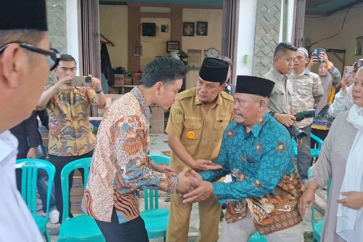 Wakil Presiden RI Gibran Rakabuming Raka mengunjungi rumah duka pelajar yang meninggal setelah mengikuti aksi demo di Kabupaten Tangerang, Selasa (2/9/2025).