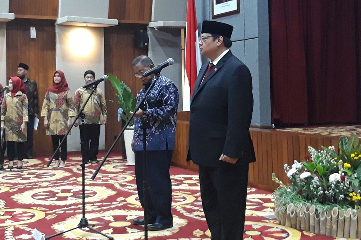 Menteri Koordinator Bidang Perekonomian Airlangga Hartarto ketika serah terima jabatan di kantor Kemenko Perekonomian di Jakarta, Rabu (23/10/2019).