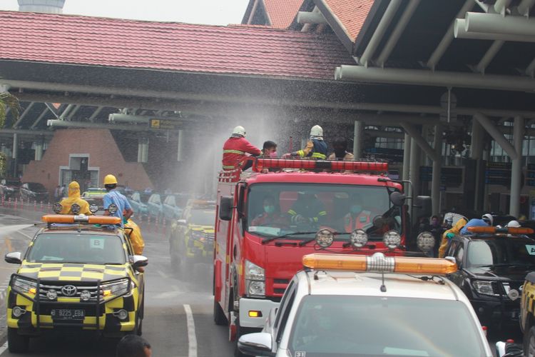 Penyemprotan disinfektan di seluruh terminal penumpang Bandara Soekarno-Hatta, Rabu (25/3/2020)