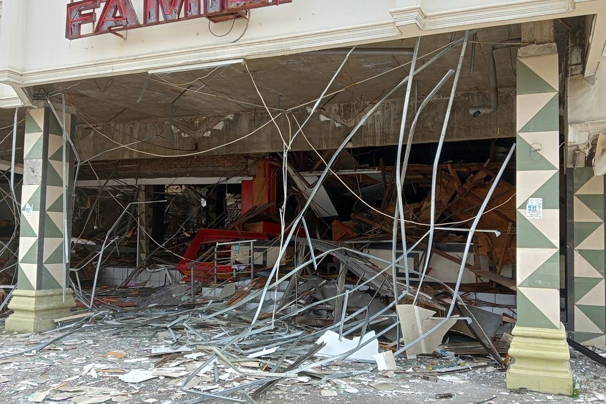 Kerusakan akibat ledakan diduga gas di Rumah Makan Family di Jalan Sisingamangaraja Medan pada Senin (15/1/2024) dini hari. Sejumlah bangunan di sekitar lokasi mengalami kerusakan.