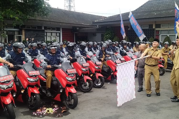 Bupati Wonogiri Joko Sutopo dan Wakil Bupati Setyo Sukarno melepas rombongan kepala desa dan lurah yang mendapatkan sepeda motor baru untuk kendaraan operasional di halaman Pendopo Rumah Dinas Bupati Wonogiri, Senin (3/4/2023).