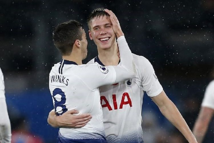 Harry Winks merayakan gol Juan Foyth pada pertandingan Crystal Palace vs Tottenham Hotspur di Stadion Selhurst Park dalam lanjutan Liga Inggris, 10 November 2018. 