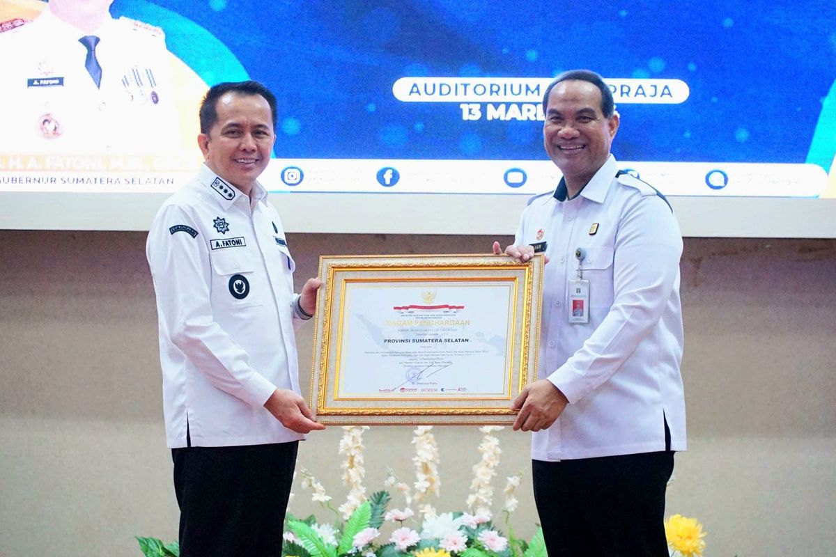 enjabat (Pj) Gubernur Sumatera Selatan (Sumsel) Agus Fatoni meraih penghargaan Peduli Hak Asasi Manusia (HAM) dari Menteri Hukum dan HAM (Kemenkumham) Republik Indonesia (RI). Penghargaan diserahkan Kepala Kantor Wilayah Kemenkumham Sumsel Ilham Djaya di Auditorium Bina Praja Pemprov Sumsel, Palembang, Sumatera Selatan, Rabu (13/3/2024).
