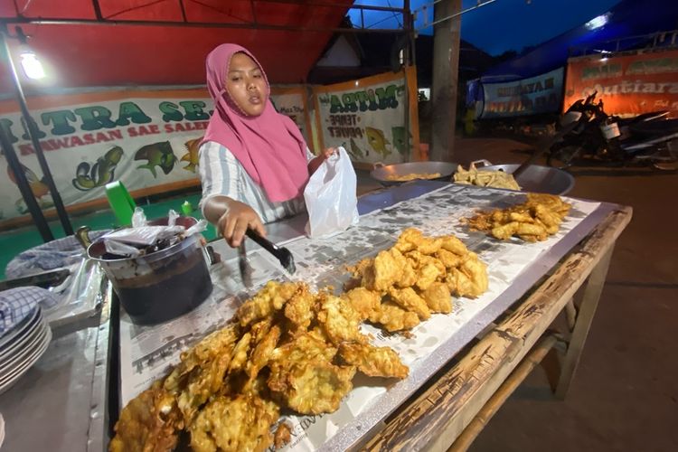 Penjual gorengan di Kabupaten Pamekasan mengurangi ukuran gorengannya karena harga minyak goreng masih belum kembali ke semula. Harga minyak goreng di Pamekasan berkisar antara Rp 18.000 sampai Rp 21.000 per liter.