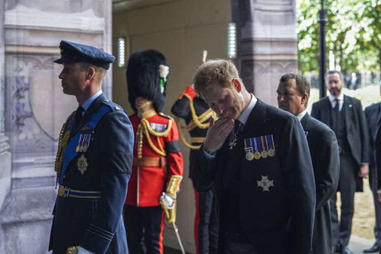 Pangeran Harry dari Inggris, kanan, mengikuti peti mati Ratu Elizabeth II selama prosesi dari Istana Buckingham ke Westminster Hall di London, Rabu, 14 September 2022.