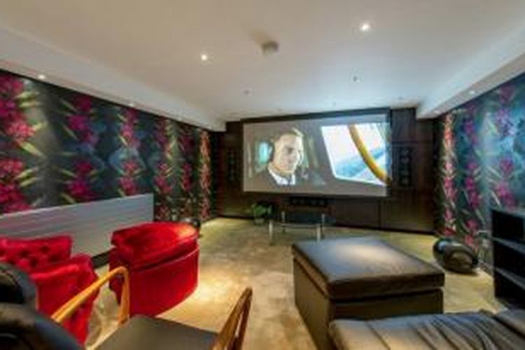 Penampakan bioskop di dalam rumah legenda balap Formula Satu, Sir Stirling Moss.