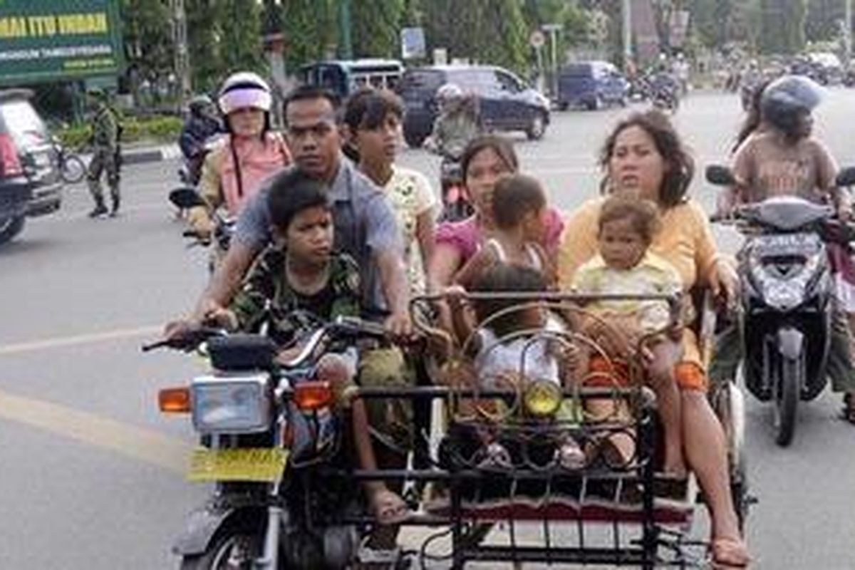 Susana kepanikan warga saat gempa berkekuatan 8,5 SR mengguncang kawasan Kota Banda Aceh, Rabu (11/4/2012).  