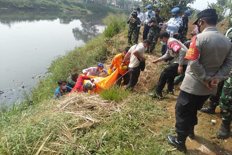 Penemuan mayat seorang pria di Sungai Citarum, Kelurahan Sulaeman, Kecamatan Margahayu, Kabupaten Bandung, Kamis (7/10/2021).