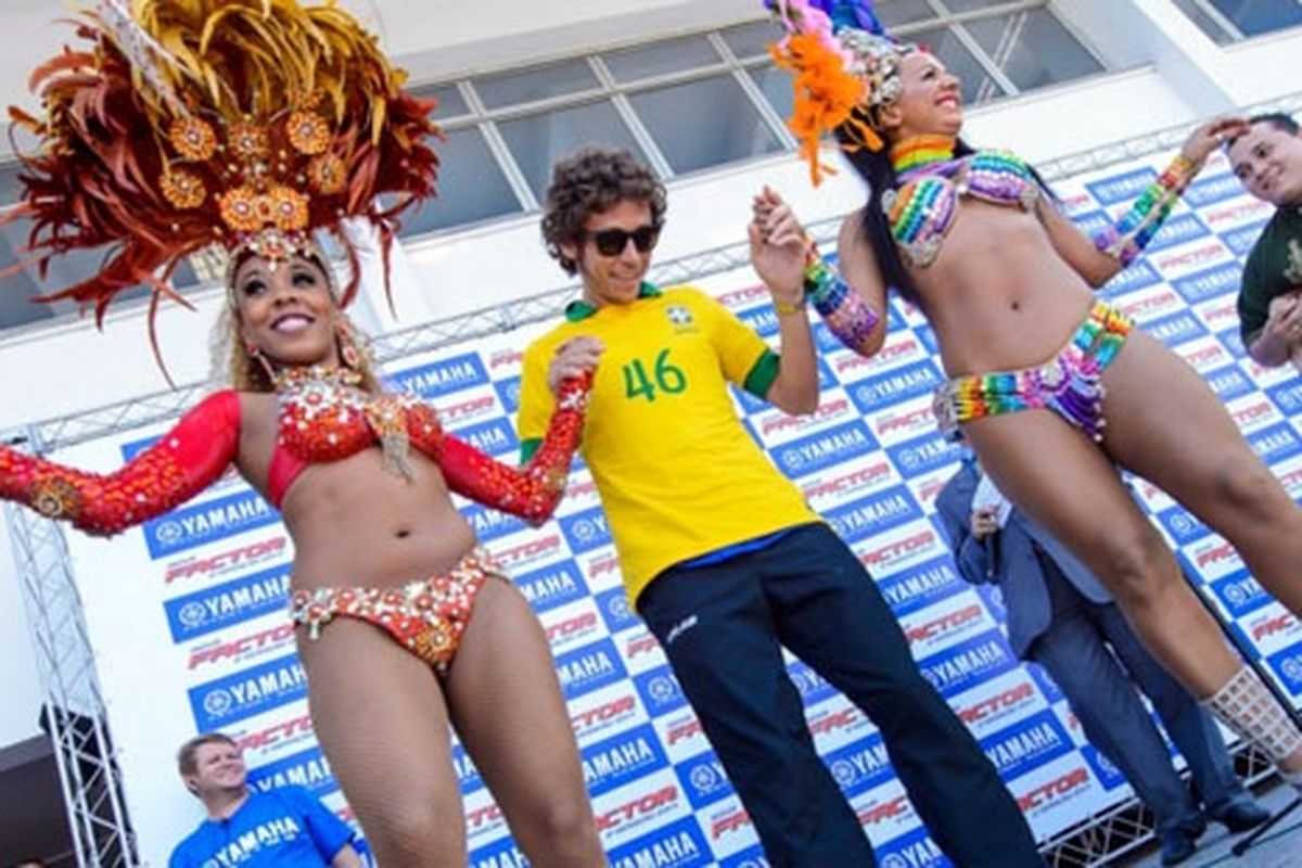 Rossi terlihat gembira menari Samba di Brasil