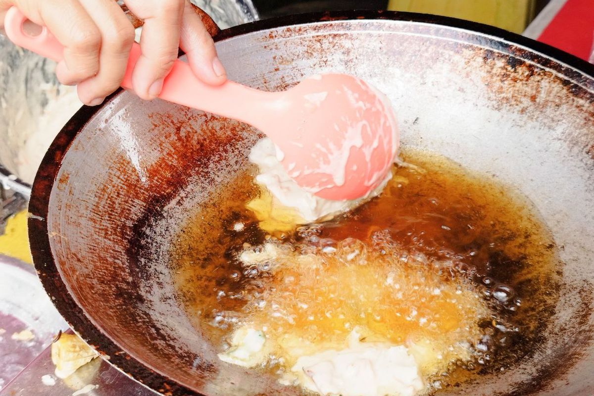 Salah satu pedagang gorengan di Pasar Paseban, Senen, Jakarta Pusat, lebih memilih untuk menggunakan minyak goreng curah ketimbang minyak subsidi Kemendag, Rabu (02/02/2023). (KOMPAS.com/Xena Olivia)