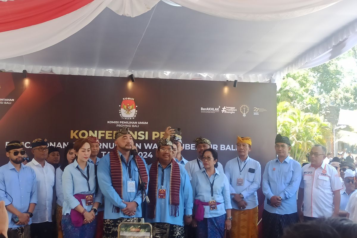 Pasangan bakal calon gubernur dan wakil gubernur, Made Muliawan Arya alias De Gadjah dan Putu Agus Suradnyana (PAS), mendaftarkan diri ke KPU Bali, Kamis (29/8/2024) siang. 