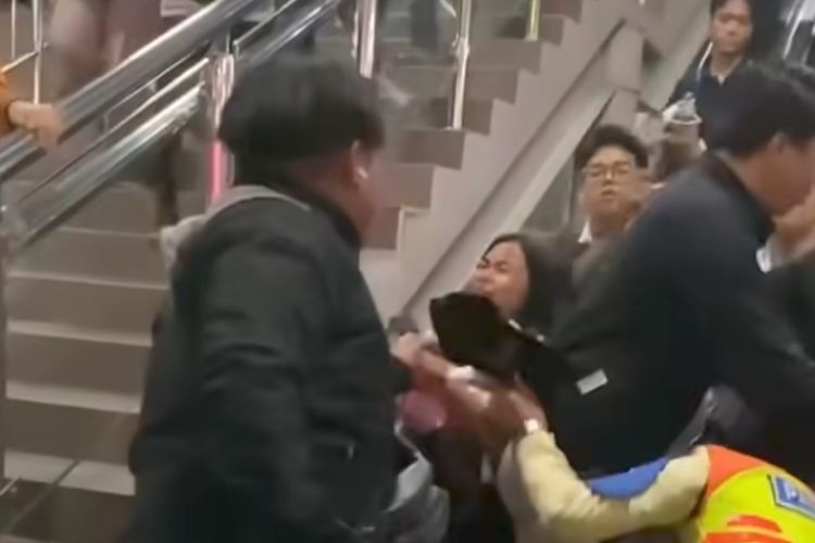 Viral Penumpang Ribut di Eskalator Stasiun Bekasi, Dipicu Saling Senggol
