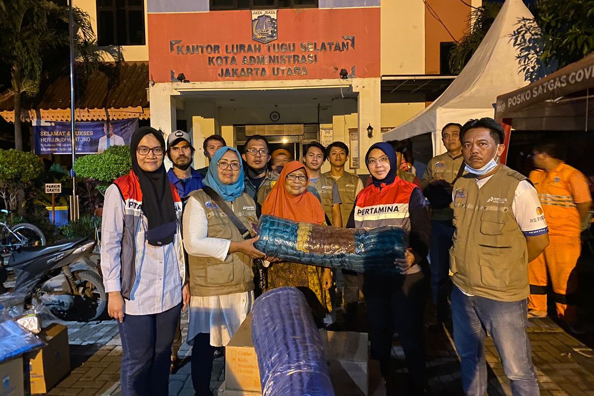 PT PGN menyalurkan bantuan kepada warga terdampak kebakaran depo di Integrated Terminal Jakarta, Plumpang. 
