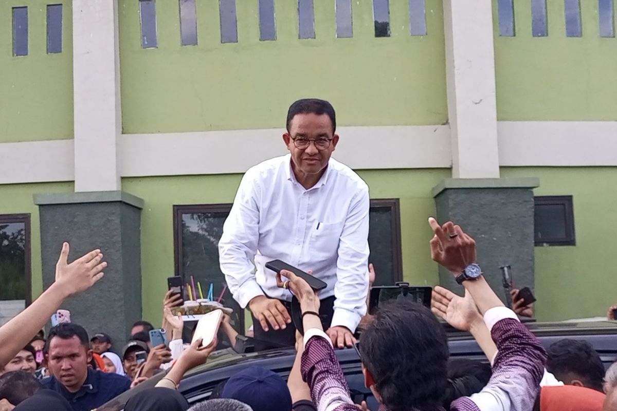 Calon presiden nomor urut 1, Anies Baswedan saat berkampanye di Gor Parung, Kabupaten Bogor, Jawa Barat, Senin (22/1/2024).