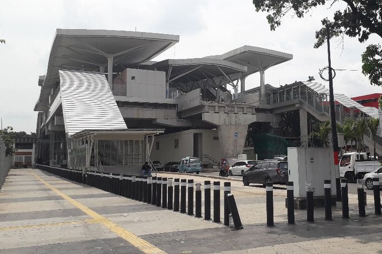 Bangunan Stasiun LRT Jakarta Velodrome di kawasan Rawamangun, Jakarta Timur, Senin (22/4/2019).