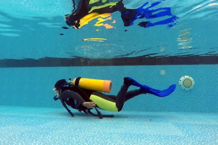 Seseorang sedang belajar diving, dalam tahapan Try Scuba Dive.