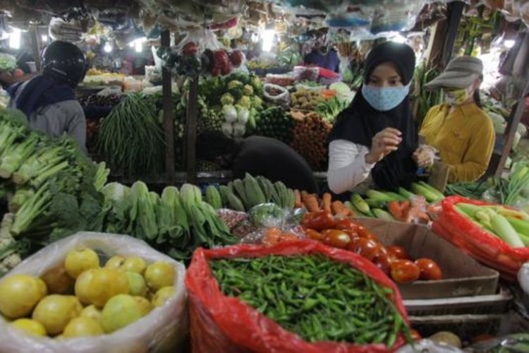 Warga dengan masker memilih sayuran di pasar tradisional Pondok Labu, Jakarta. Badan Pusat Statistik (BPS) mencatat terjadi deflasi 0,05 persen pada September 2020. 