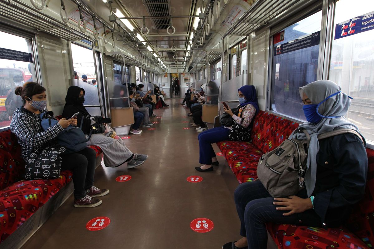 Suasana di dalam Kereta Rel Listrik (KRL) Commuter Line di Stasiun Kota Bogor, Selasa (9/6/2020). Pihak stasiun menerapkan protokol kesehatan kepada petugas dan penumpang antara lain penerapan pembatasan jumlah kapasitas penumpang di dalam gerbong KRL untuk mengurangi penyebaran virus Covid-19.