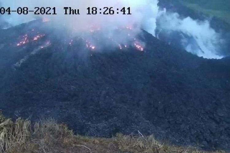 Gunung La Soufriere berdasarkan citra yang dipaparkan University of the West Indies Seismic Research Centre pada Kamis, 8 April 2021. Perintah evakuasi diberikan kepada 16.000 penduduk di zona merah St Vincent, karena gunung tersebut bisa meletus setiap saat.