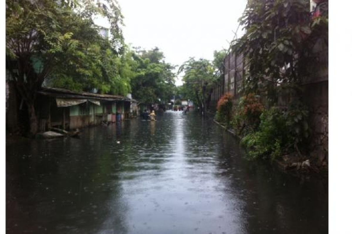  Perumahan Pakuwon, Cengkareng terendam banjir hingga sepinggang orang dewasa. Warga perumahan ini mengungsi ke posko banjir terdekat karena tempat tinggalnya mulai tak layak dihuni. Foto diambil pada Rabu (11/02/2015).