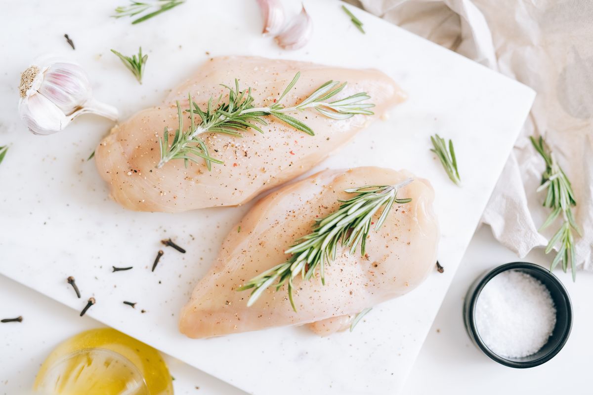 Dada ayam menjadi bagian daging terfavorit karena rasanya yang lezat dan kaya nutrisi