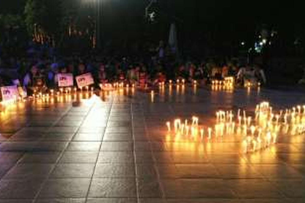 Aksi malam solidaritas dalam memperingati 40 hari kematian Yn, siswi yang diperkosa dan dibunuh 14 pemuda di Bengkulu. Aksi solidaritas dilakukan dengan menyalakan 