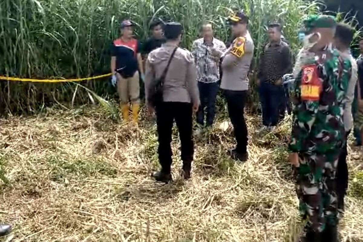 Personel kepolisian melakukan pemeriksaan lokasi penemuan mayat di Dusun Dromot Timur, Desa Purwokerto, Kecamatan Srengat, Kabupaten Blitar, Sabtu (25/1/2025).