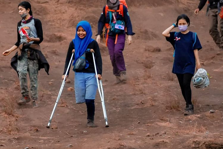 Arrohmah saat masih melakukan pendakian dengan menggunakan bantuan kruk.