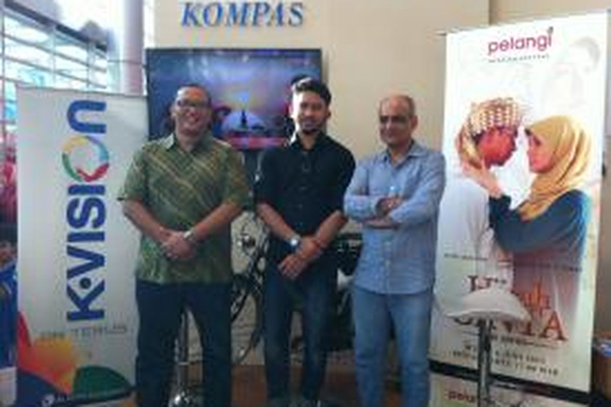 General Manager Marketing & Business Development K-Vision, Bobby Christoffer (kiri), pemeran Ustaz Jefri Al Buchori dalam film drama seri Hijrah Cinta, Alfie Alfandy (tengah), dan Head of Pay TV Multivision Plus, Rajveer Singh (kanan), diabadikan dalam jumpa pers perluncuran film seri Hijrah Cinta The Series, di arena Jakarta Fair Kemayoran 2015, Sabtu (6/6/2015).